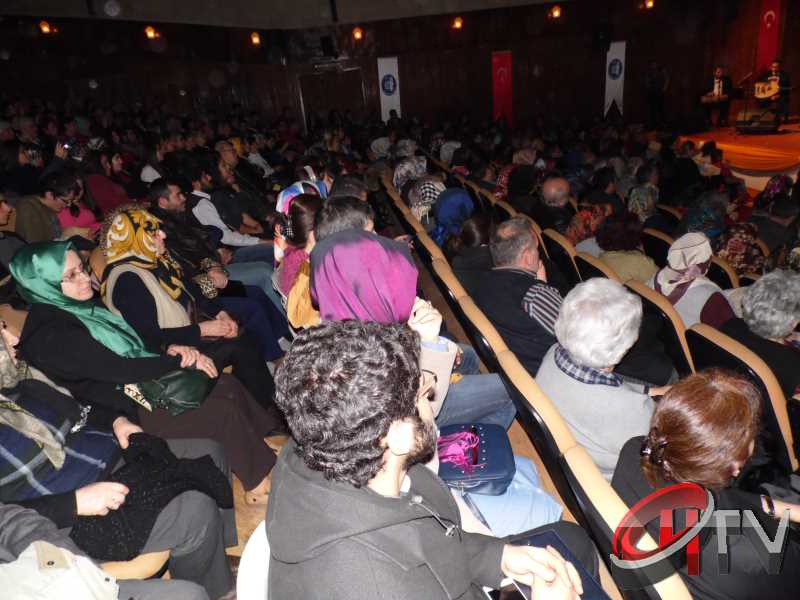 BELEDİYE TSM KOROSU TRT KOROSU OLMUŞ
MUHTEŞEM YEŞİLÇAM ŞARKILARI BÜYÜLEDİBelediye’den “Türk Sinemasının 100. Yılında Yeşilçam Şarkıları” konseri bu gece Kaçmaz... Türk Filmlerinde yer alan unutulmaz şarkıları Çorum Belediyesi Türk Sanat Musikisi (TSM) Koro üyeleri tarafından seslendirildi. Moderatör Şef Ömer Erdal Cerit tarafından yönetilecek olan TSM topluluk üyeleri 1953-197