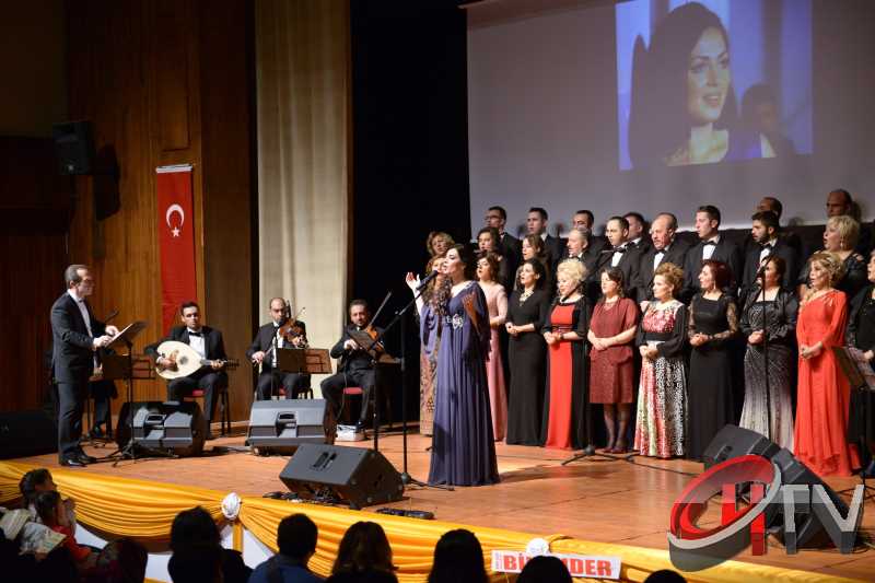 BELEDİYE TSM KOROSU TRT KOROSU OLMUŞ
MUHTEŞEM YEŞİLÇAM ŞARKILARI BÜYÜLEDİBelediye’den “Türk Sinemasının 100. Yılında Yeşilçam Şarkıları” konseri bu gece Kaçmaz... Türk Filmlerinde yer alan unutulmaz şarkıları Çorum Belediyesi Türk Sanat Musikisi (TSM) Koro üyeleri tarafından seslendirildi. Moderatör Şef Ömer Erdal Cerit tarafından yönetilecek olan TSM topluluk üyeleri 1953-197