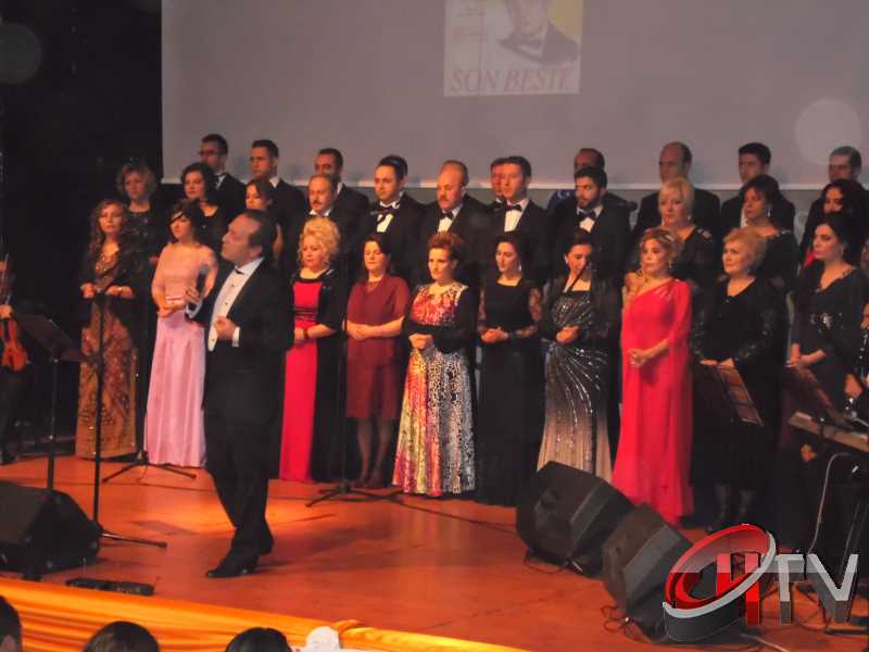 BELEDİYE TSM KOROSU TRT KOROSU OLMUŞ
MUHTEŞEM YEŞİLÇAM ŞARKILARI BÜYÜLEDİBelediye’den “Türk Sinemasının 100. Yılında Yeşilçam Şarkıları” konseri bu gece Kaçmaz... Türk Filmlerinde yer alan unutulmaz şarkıları Çorum Belediyesi Türk Sanat Musikisi (TSM) Koro üyeleri tarafından seslendirildi. Moderatör Şef Ömer Erdal Cerit tarafından yönetilecek olan TSM topluluk üyeleri 1953-197