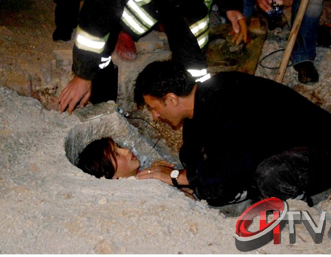  Konya'da çukura düşen kız çocuğu saatler süren çalışmanın ardından çıkartıldı.