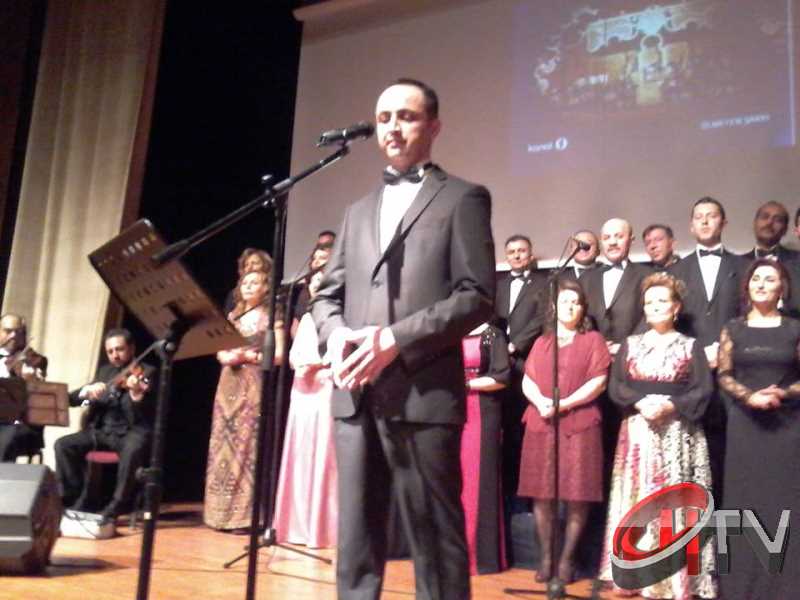 BELEDİYE TSM KOROSU TRT KOROSU OLMUŞ
MUHTEŞEM YEŞİLÇAM ŞARKILARI BÜYÜLEDİBelediye’den “Türk Sinemasının 100. Yılında Yeşilçam Şarkıları” konseri bu gece Kaçmaz... Türk Filmlerinde yer alan unutulmaz şarkıları Çorum Belediyesi Türk Sanat Musikisi (TSM) Koro üyeleri tarafından seslendirildi. Moderatör Şef Ömer Erdal Cerit tarafından yönetilecek olan TSM topluluk üyeleri 1953-197