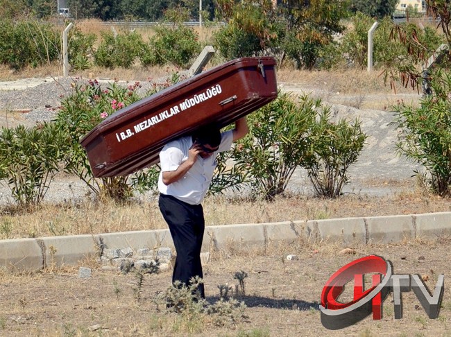  İzmir'de belediye görevlisi sırtında tabu elinde telefon maktülün olduğu yeri aradı.