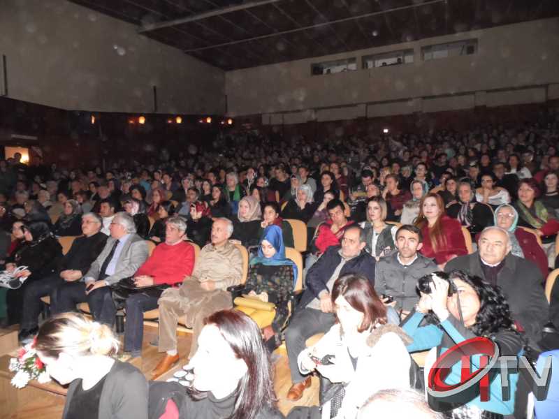 BELEDİYE TSM KOROSU TRT KOROSU OLMUŞ
MUHTEŞEM YEŞİLÇAM ŞARKILARI BÜYÜLEDİBelediye’den “Türk Sinemasının 100. Yılında Yeşilçam Şarkıları” konseri bu gece Kaçmaz... Türk Filmlerinde yer alan unutulmaz şarkıları Çorum Belediyesi Türk Sanat Musikisi (TSM) Koro üyeleri tarafından seslendirildi. Moderatör Şef Ömer Erdal Cerit tarafından yönetilecek olan TSM topluluk üyeleri 1953-197