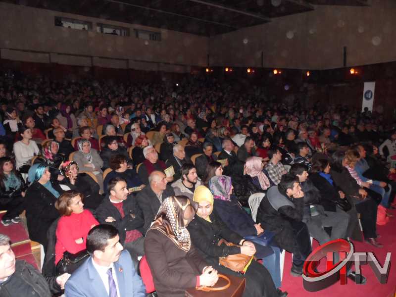 BELEDİYE TSM KOROSU TRT KOROSU OLMUŞ
MUHTEŞEM YEŞİLÇAM ŞARKILARI BÜYÜLEDİBelediye’den “Türk Sinemasının 100. Yılında Yeşilçam Şarkıları” konseri bu gece Kaçmaz... Türk Filmlerinde yer alan unutulmaz şarkıları Çorum Belediyesi Türk Sanat Musikisi (TSM) Koro üyeleri tarafından seslendirildi. Moderatör Şef Ömer Erdal Cerit tarafından yönetilecek olan TSM topluluk üyeleri 1953-197