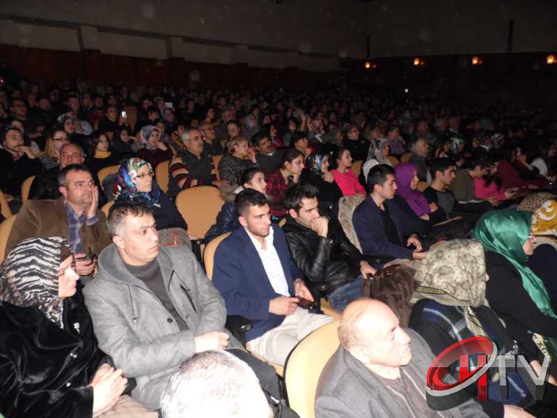 BELEDİYE TSM KOROSU TRT KOROSU OLMUŞ
MUHTEŞEM YEŞİLÇAM ŞARKILARI BÜYÜLEDİBelediye’den “Türk Sinemasının 100. Yılında Yeşilçam Şarkıları” konseri bu gece Kaçmaz... Türk Filmlerinde yer alan unutulmaz şarkıları Çorum Belediyesi Türk Sanat Musikisi (TSM) Koro üyeleri tarafından seslendirildi. Moderatör Şef Ömer Erdal Cerit tarafından yönetilecek olan TSM topluluk üyeleri 1953-197