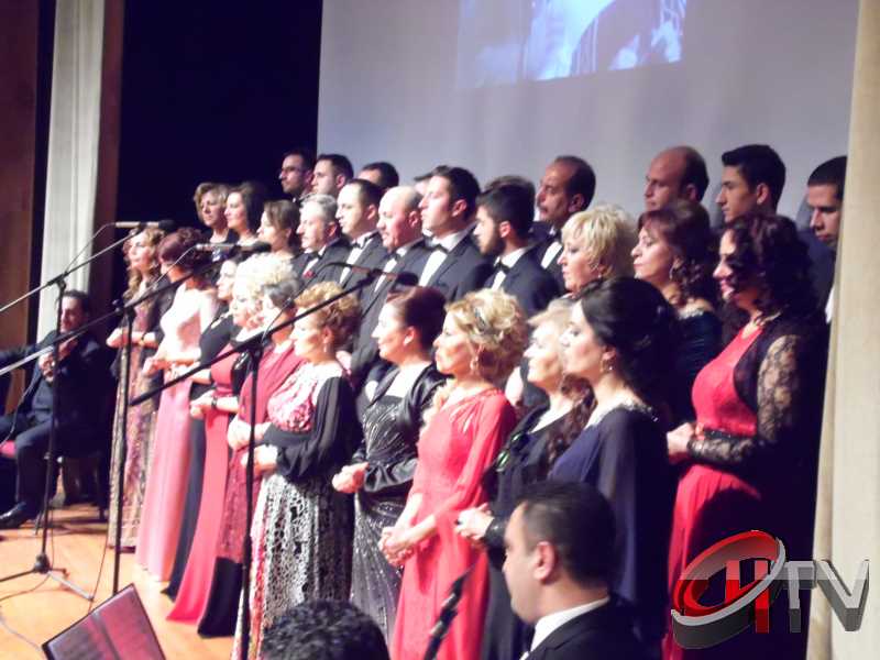 BELEDİYE TSM KOROSU TRT KOROSU OLMUŞ
MUHTEŞEM YEŞİLÇAM ŞARKILARI BÜYÜLEDİBelediye’den “Türk Sinemasının 100. Yılında Yeşilçam Şarkıları” konseri bu gece Kaçmaz... Türk Filmlerinde yer alan unutulmaz şarkıları Çorum Belediyesi Türk Sanat Musikisi (TSM) Koro üyeleri tarafından seslendirildi. Moderatör Şef Ömer Erdal Cerit tarafından yönetilecek olan TSM topluluk üyeleri 1953-197