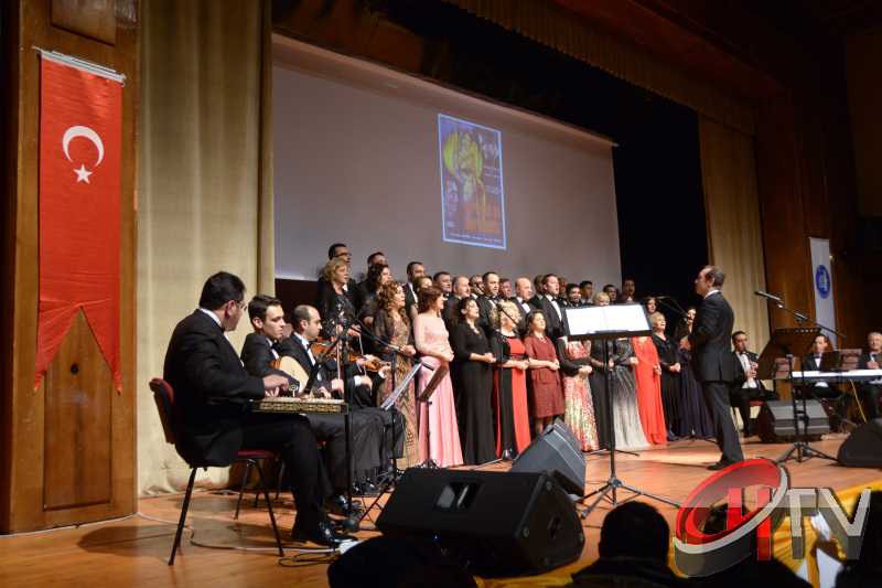 BELEDİYE TSM KOROSU TRT KOROSU OLMUŞ
MUHTEŞEM YEŞİLÇAM ŞARKILARI BÜYÜLEDİBelediye’den “Türk Sinemasının 100. Yılında Yeşilçam Şarkıları” konseri bu gece Kaçmaz... Türk Filmlerinde yer alan unutulmaz şarkıları Çorum Belediyesi Türk Sanat Musikisi (TSM) Koro üyeleri tarafından seslendirildi. Moderatör Şef Ömer Erdal Cerit tarafından yönetilecek olan TSM topluluk üyeleri 1953-197