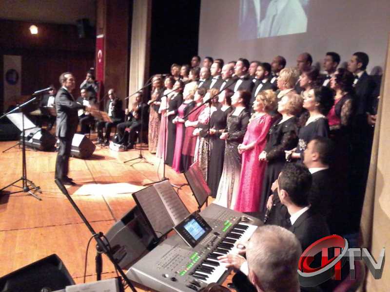 BELEDİYE TSM KOROSU TRT KOROSU OLMUŞ
MUHTEŞEM YEŞİLÇAM ŞARKILARI BÜYÜLEDİBelediye’den “Türk Sinemasının 100. Yılında Yeşilçam Şarkıları” konseri bu gece Kaçmaz... Türk Filmlerinde yer alan unutulmaz şarkıları Çorum Belediyesi Türk Sanat Musikisi (TSM) Koro üyeleri tarafından seslendirildi. Moderatör Şef Ömer Erdal Cerit tarafından yönetilecek olan TSM topluluk üyeleri 1953-197