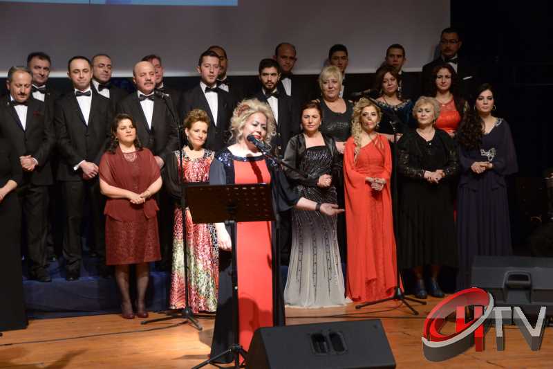 BELEDİYE TSM KOROSU TRT KOROSU OLMUŞ
MUHTEŞEM YEŞİLÇAM ŞARKILARI BÜYÜLEDİBelediye’den “Türk Sinemasının 100. Yılında Yeşilçam Şarkıları” konseri bu gece Kaçmaz... Türk Filmlerinde yer alan unutulmaz şarkıları Çorum Belediyesi Türk Sanat Musikisi (TSM) Koro üyeleri tarafından seslendirildi. Moderatör Şef Ömer Erdal Cerit tarafından yönetilecek olan TSM topluluk üyeleri 1953-197