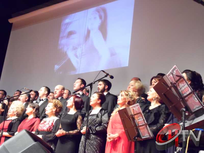 BELEDİYE TSM KOROSU TRT KOROSU OLMUŞ
MUHTEŞEM YEŞİLÇAM ŞARKILARI BÜYÜLEDİBelediye’den “Türk Sinemasının 100. Yılında Yeşilçam Şarkıları” konseri bu gece Kaçmaz... Türk Filmlerinde yer alan unutulmaz şarkıları Çorum Belediyesi Türk Sanat Musikisi (TSM) Koro üyeleri tarafından seslendirildi. Moderatör Şef Ömer Erdal Cerit tarafından yönetilecek olan TSM topluluk üyeleri 1953-197