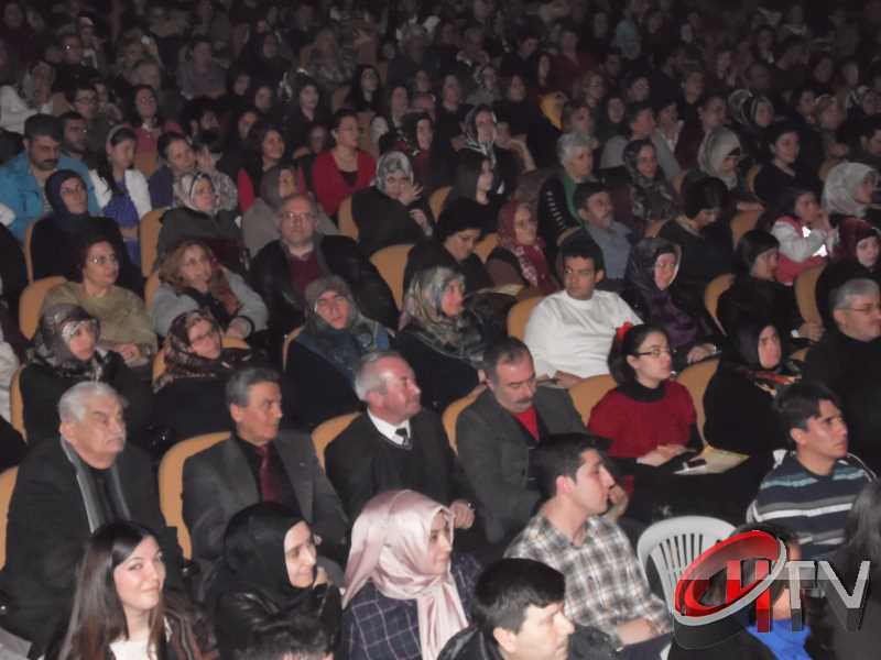 BELEDİYE TSM KOROSU TRT KOROSU OLMUŞ
MUHTEŞEM YEŞİLÇAM ŞARKILARI BÜYÜLEDİBelediye’den “Türk Sinemasının 100. Yılında Yeşilçam Şarkıları” konseri bu gece Kaçmaz... Türk Filmlerinde yer alan unutulmaz şarkıları Çorum Belediyesi Türk Sanat Musikisi (TSM) Koro üyeleri tarafından seslendirildi. Moderatör Şef Ömer Erdal Cerit tarafından yönetilecek olan TSM topluluk üyeleri 1953-197