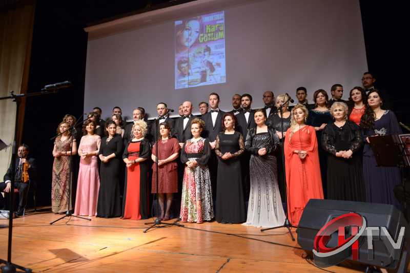 BELEDİYE TSM KOROSU TRT KOROSU OLMUŞ
MUHTEŞEM YEŞİLÇAM ŞARKILARI BÜYÜLEDİBelediye’den “Türk Sinemasının 100. Yılında Yeşilçam Şarkıları” konseri bu gece Kaçmaz... Türk Filmlerinde yer alan unutulmaz şarkıları Çorum Belediyesi Türk Sanat Musikisi (TSM) Koro üyeleri tarafından seslendirildi. Moderatör Şef Ömer Erdal Cerit tarafından yönetilecek olan TSM topluluk üyeleri 1953-197