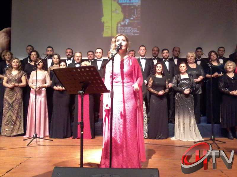 BELEDİYE TSM KOROSU TRT KOROSU OLMUŞ
MUHTEŞEM YEŞİLÇAM ŞARKILARI BÜYÜLEDİBelediye’den “Türk Sinemasının 100. Yılında Yeşilçam Şarkıları” konseri bu gece Kaçmaz... Türk Filmlerinde yer alan unutulmaz şarkıları Çorum Belediyesi Türk Sanat Musikisi (TSM) Koro üyeleri tarafından seslendirildi. Moderatör Şef Ömer Erdal Cerit tarafından yönetilecek olan TSM topluluk üyeleri 1953-197