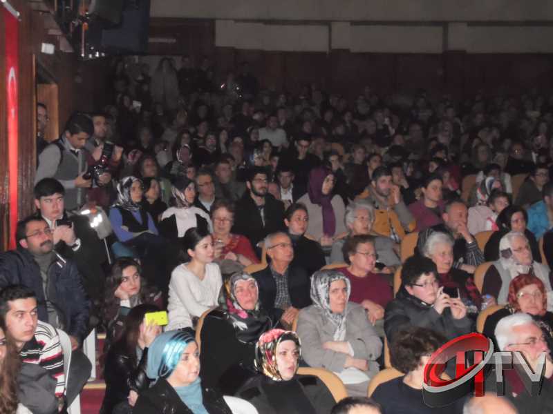 BELEDİYE TSM KOROSU TRT KOROSU OLMUŞ
MUHTEŞEM YEŞİLÇAM ŞARKILARI BÜYÜLEDİBelediye’den “Türk Sinemasının 100. Yılında Yeşilçam Şarkıları” konseri bu gece Kaçmaz... Türk Filmlerinde yer alan unutulmaz şarkıları Çorum Belediyesi Türk Sanat Musikisi (TSM) Koro üyeleri tarafından seslendirildi. Moderatör Şef Ömer Erdal Cerit tarafından yönetilecek olan TSM topluluk üyeleri 1953-197