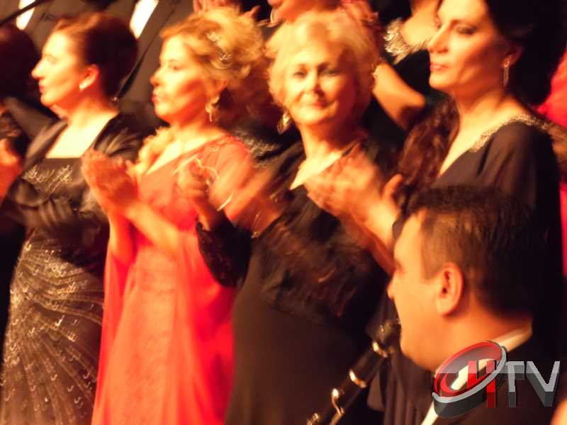 BELEDİYE TSM KOROSU TRT KOROSU OLMUŞ
MUHTEŞEM YEŞİLÇAM ŞARKILARI BÜYÜLEDİBelediye’den “Türk Sinemasının 100. Yılında Yeşilçam Şarkıları” konseri bu gece Kaçmaz... Türk Filmlerinde yer alan unutulmaz şarkıları Çorum Belediyesi Türk Sanat Musikisi (TSM) Koro üyeleri tarafından seslendirildi. Moderatör Şef Ömer Erdal Cerit tarafından yönetilecek olan TSM topluluk üyeleri 1953-197