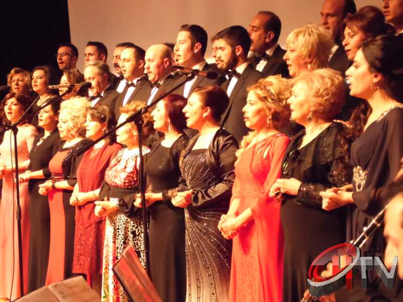 BELEDİYE TSM KOROSU TRT KOROSU OLMUŞ
MUHTEŞEM YEŞİLÇAM ŞARKILARI BÜYÜLEDİBelediye’den “Türk Sinemasının 100. Yılında Yeşilçam Şarkıları” konseri bu gece Kaçmaz... Türk Filmlerinde yer alan unutulmaz şarkıları Çorum Belediyesi Türk Sanat Musikisi (TSM) Koro üyeleri tarafından seslendirildi. Moderatör Şef Ömer Erdal Cerit tarafından yönetilecek olan TSM topluluk üyeleri 1953-197