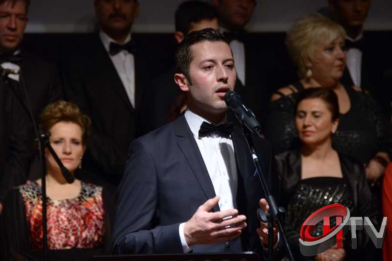 BELEDİYE TSM KOROSU TRT KOROSU OLMUŞ
MUHTEŞEM YEŞİLÇAM ŞARKILARI BÜYÜLEDİBelediye’den “Türk Sinemasının 100. Yılında Yeşilçam Şarkıları” konseri bu gece Kaçmaz... Türk Filmlerinde yer alan unutulmaz şarkıları Çorum Belediyesi Türk Sanat Musikisi (TSM) Koro üyeleri tarafından seslendirildi. Moderatör Şef Ömer Erdal Cerit tarafından yönetilecek olan TSM topluluk üyeleri 1953-197