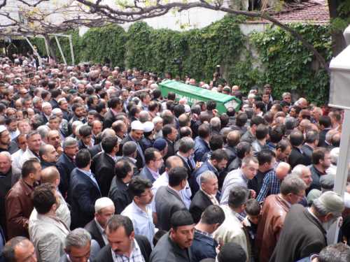 MURAT DEMİREZEN'İN CENAZESİNDE SEVGİ SELİ VARDI