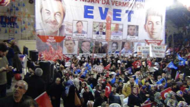 AK PARTİ İL DANIŞMA SPOR SALONUNA SIĞMADI 