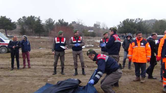 ÇORUM BARAJINDA BUZ KÜTLESİ ÜZERİNDE ŞİŞE TOPLARKEN SUYA DÜŞTÜ 