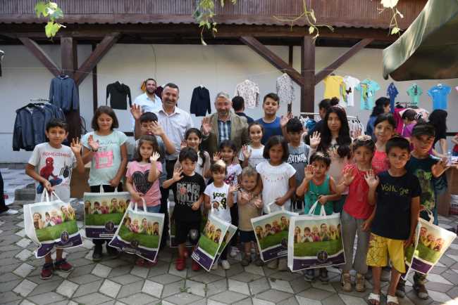 Çorum Belediyesi, Kurban Bayramı öncesinde ihtiyaç sahibi 571 çocuğa bayramlık kıyafet hediye etti.