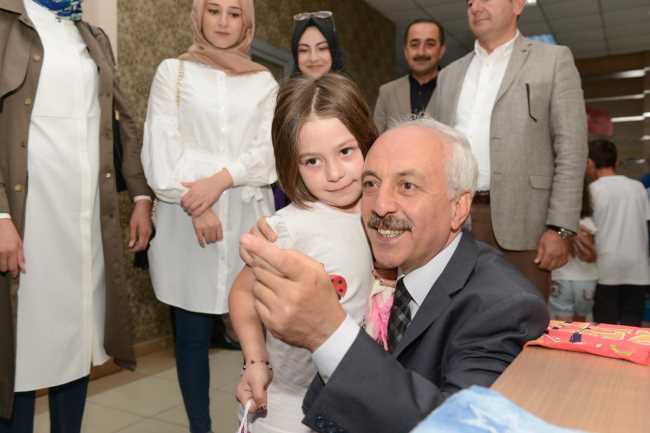 Çorum Belediyesi 1571 Yetim Çocuğa  Bayramlık Elbise  hediye edildi