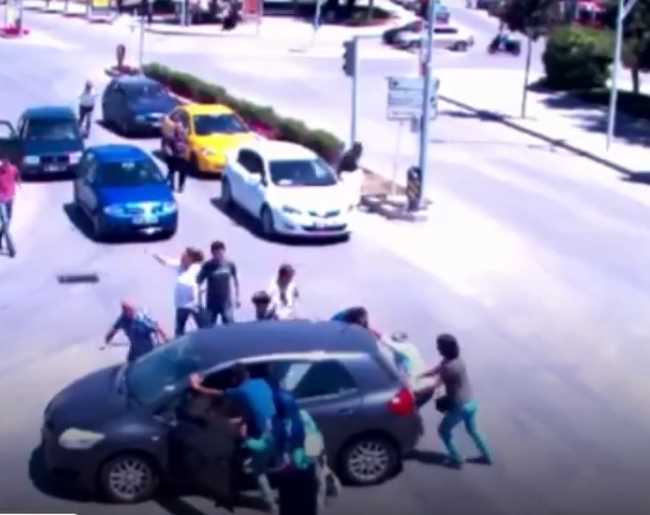 Çorum'da Şehrin göbeğinde yaşanan trafik kazası görenleri şoke ediyor