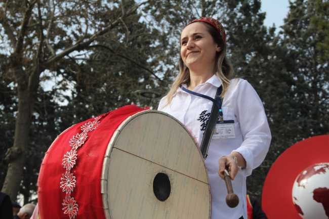 Çorum'da TOKİ Evleri Sahurda Kadın davucunun manisiyle kalkacak