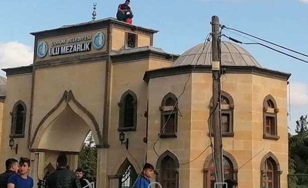 Çorum Ulu mezarlıkta Polise zor anlar yaşattı.