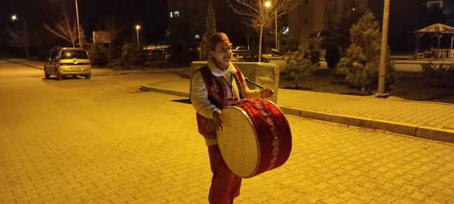 Çorumlular ilk sahura kadın davulcunun manileriyle uyandı!