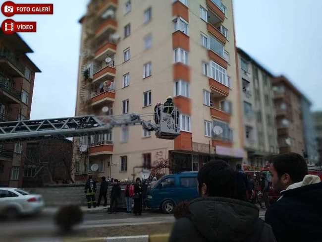 FATİH CADDESİNDE ÇIKAN YANGIN KORKUTTU