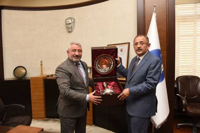 Mehmet Özhaseki "Allah başkanın hizmet aşkını artırsın"