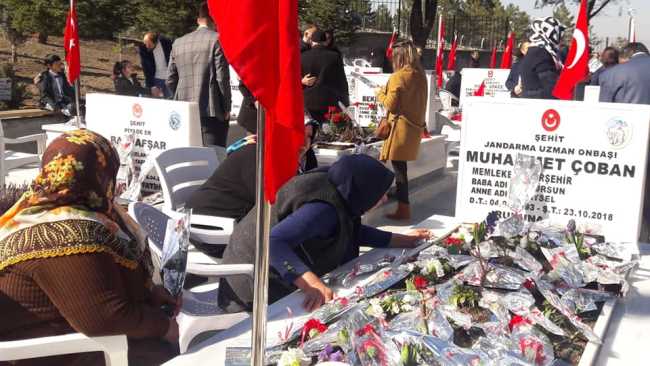 Şehit Annesinin, Mezarı başında ağlaması herkesi ağlattı