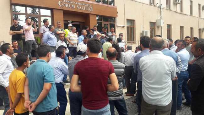 Susuz kalan Üyük köyü Valilik önünde Eylem yaptı 