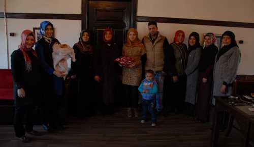 "Emine Sare" bebeğe çeyrek altın hediye eden Hatice Külcü, "Bu bebek sadece Iraklı kardeşlerimizin değil, tüm insanlığın bebeğidir.