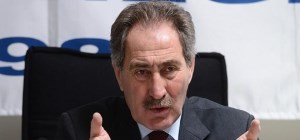 GAZETECİLERİ TERS KÖŞEYE YATIRDI