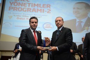 MUSTAFA CEYLAN ÖDÜLÜNÜ BAŞBAKANDAN ALDI