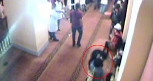 Şimdi Dolmabahçe Camii'nde uygunsuz bu görüntülere ne  diyeceksiniz