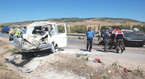 ÇORUM-Otomobil Minibüse Çarptı: 2 Ölü, 4 Yaralı