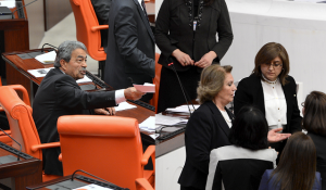 KAMER GENÇ ÜSLUBUNU İYİCE BOZDU