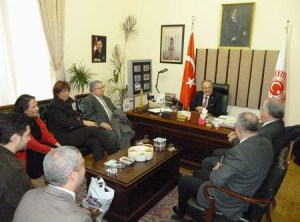 Uslu’ya “Ünlülerle Çorum Türküleri” Albümü hediye edildi