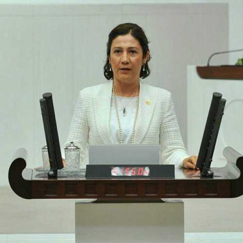 8 MART HAK ARAMA MÜCADELESİNİN SEMBOLÜDÜR