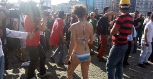 BİKİNİLİ KADIN TAKSİMİ KARIŞTIRDI