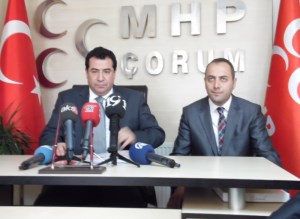 MHP'Lİ TANRIKULU  BAŞBAKANA BİZ ÜÇ HİLAL VE BOZKURT HEYKELİ HEDİYE EDELİM