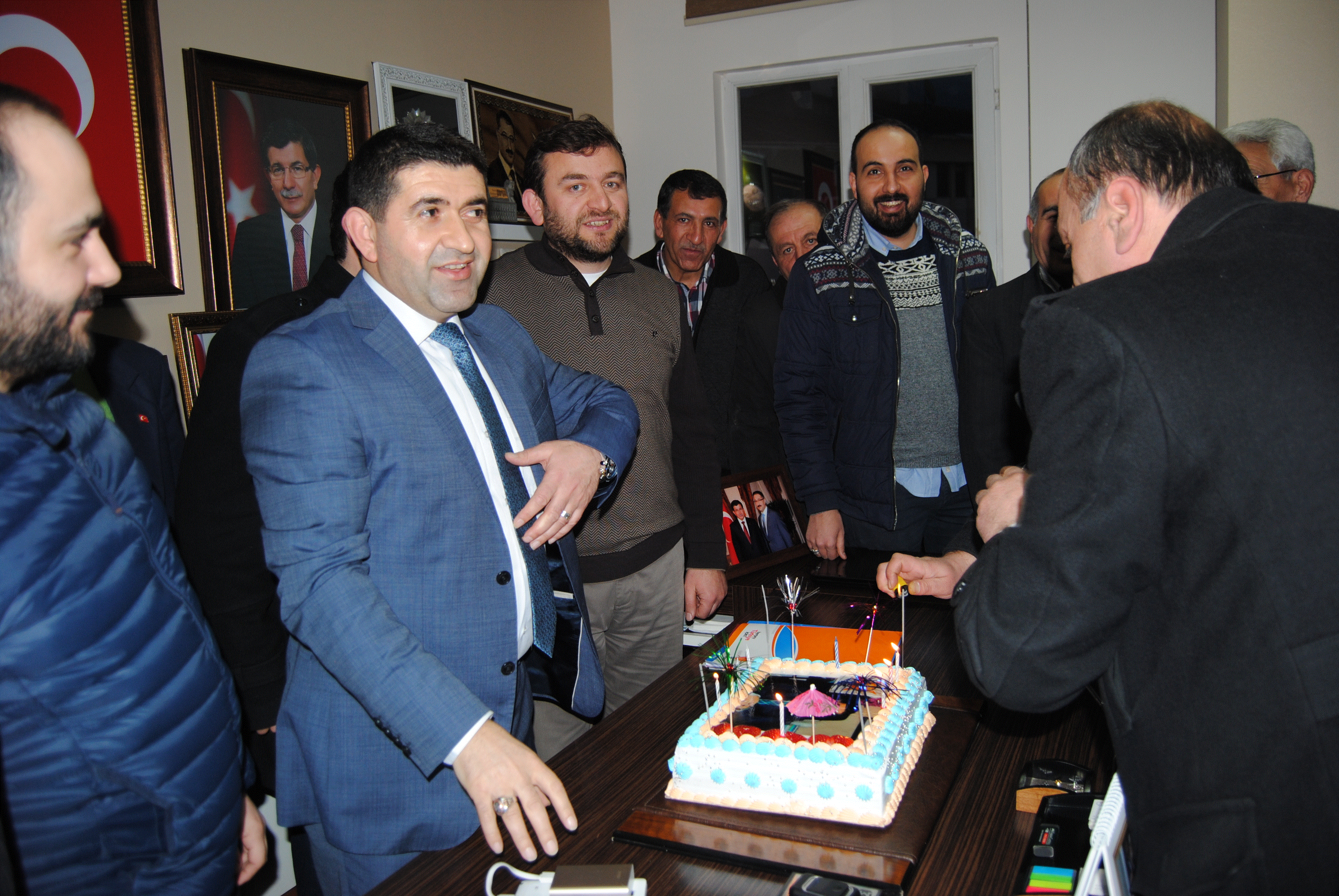 AK Parti Çorum Merkez  İlçe  Yönetim Kurulu,Mahalle Teşkilatları ve Ak partililer, Başkanları Anaç´ın doğum günü nedeniyle dün  sürpriz bir kutlama düzenlediler