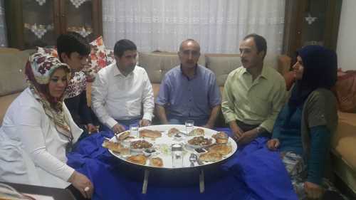 Ak Parti Çorum Merkez İlçe Başkanı Yaşar Anaç “Sofranız Soframızdır"iftar programları ile mahalle başkanlarıyla belirlediği ailelerle buluşmaya devam ediyor