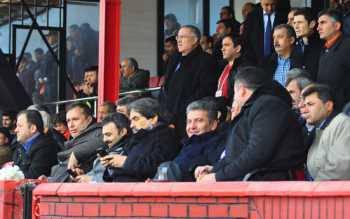 AK PARTİ VE CHP BAŞKAN ADAYLARI MAÇI BİRLİKTE İZLEDİ