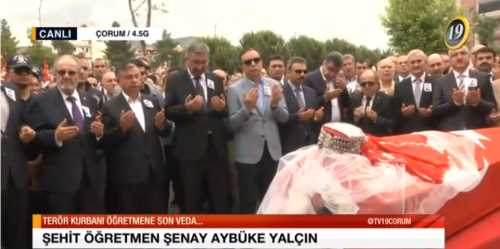 AL YAZMALI ŞENAY HOCA SON YOLCULUĞUNA GÖZYAŞLARI İÇİNDE UĞURLANDI 