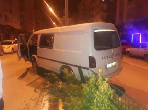 Alkol çarptı aracı Orta Refüje Çıktı