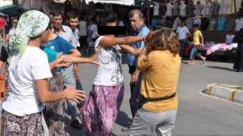 ANA KIZ SAÇ SAÇA, BAŞ BAŞA KAVGA